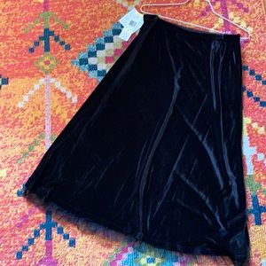 Kasper jet black Baroque slip on skirt. New w Tags